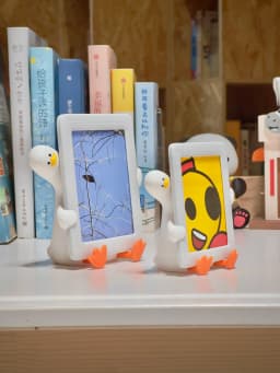 مینی‌ فیگور اردک خسته مدل "فقط یه نگاهِ ریز…" (قاب عکس و هولدر گوشی) 🦆🖼️📱✨ – تصویر 3