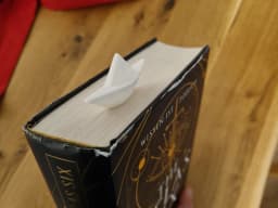 بوکمارک سه‌بعدی طرح قایق کاغذی ⛵️ | نشانگر کتاب فانتزی مدل قایق اوریگامی مینیمال 📖✨ – تصویر 3