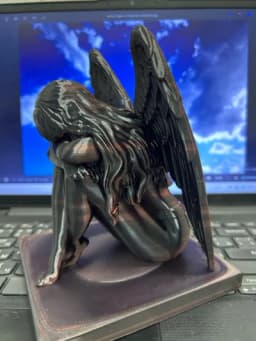 مجسمه دکوری «فرشته غمگین» (Sad Angel) – شاهکار هنری مینیمال و خاص – تصویر 12